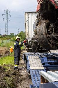 Lkw-Unfall durch medizinischen Notfall - Aufwendige Bergungsarbeiten