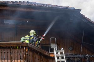 Dachstuhlbrand bei tropischen Temperaturen fordert die Feuerwehr