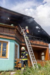 Dachstuhlbrand bei tropischen Temperaturen fordert die Feuerwehr