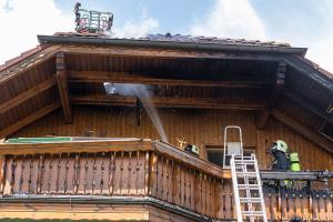 Dachstuhlbrand bei tropischen Temperaturen fordert die Feuerwehr