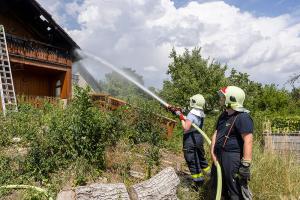 Dachstuhlbrand bei tropischen Temperaturen fordert die Feuerwehr