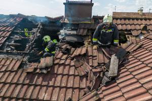 Dachstuhlbrand bei tropischen Temperaturen fordert die Feuerwehr