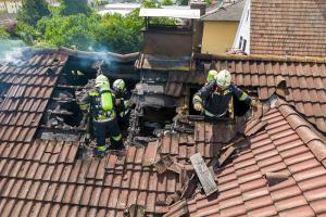 Dachstuhlbrand bei tropischen Temperaturen fordert die Feuerwehr