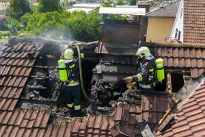 Dachstuhlbrand bei tropischen Temperaturen fordert die Feuerwehr