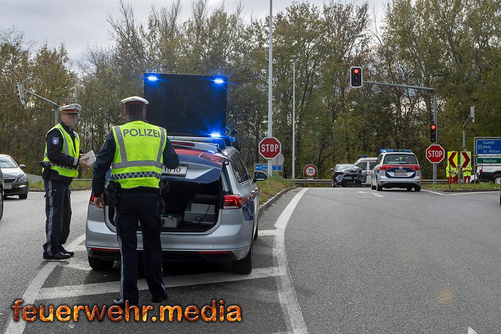 Transporter Und Pkw Kollidieren Beim Abbiegen Miteinander – Feuerwehr.media