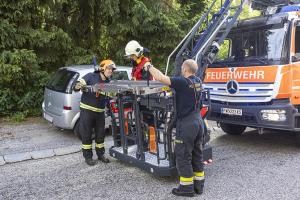 Person mittels Drehleiter zum Rettungstransportwagen transportiert