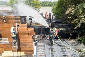 Ausflugslokal neben der Donau in Krems-Hollenburg in Vollbrand