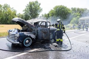 Oldtimer auf der S5 bei Grunddorf in Vollbrand