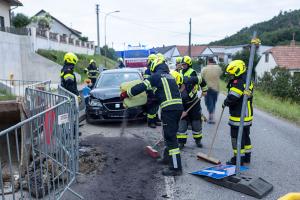 Fahrzeug rammt eine Baustellenabsperrung