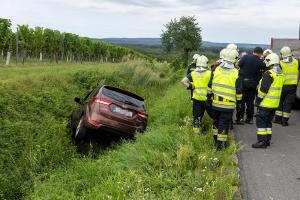 Pkw rollt auf der L7097 in den Straßengraben