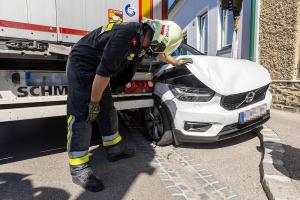 Sattelanhänger verkeilt sich mit einem Pkw