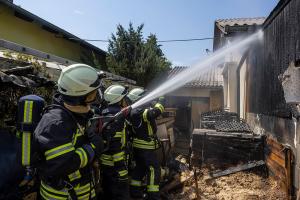 Brand im Garten droht auf ein Wohnhaus überzugreifen