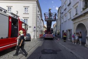 Feuerwehr Krems befreit eine Taube welche an einer Dachrinne hängt