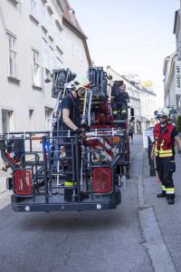 Feuerwehr Krems befreit eine Taube welche an einer Dachrinne hängt