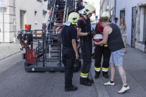 Feuerwehr Krems befreit eine Taube welche an einer Dachrinne hängt