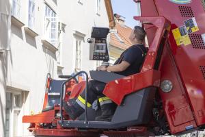 Feuerwehr Krems befreit eine Taube welche an einer Dachrinne hängt