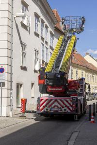 Feuerwehr Krems befreit eine Taube welche an einer Dachrinne hängt