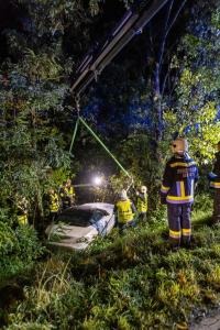 Sportwagen kommt im Regen von der Straße ab und stürzt in den Straßengraben