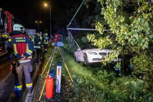 Sportwagen kommt im Regen von der Straße ab und stürzt in den Straßengraben