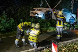 Sportwagen kommt im Regen von der Straße ab und stürzt in den Straßengraben