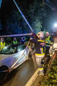 Sportwagen kommt im Regen von der Straße ab und stürzt in den Straßengraben