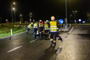 Sportwagen kommt im Regen von der Straße ab und stürzt in den Straßengraben