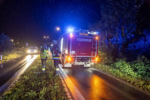 Sportwagen kommt im Regen von der Straße ab und stürzt in den Straßengraben