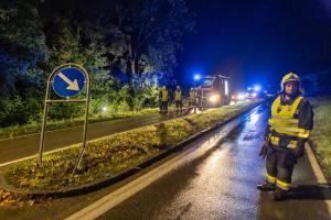 Sportwagen kommt im Regen von der Straße ab und stürzt in den Straßengraben