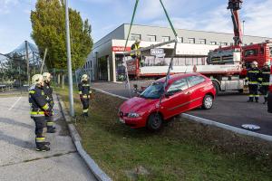 Pkw rollt in einen Entwässerungsgraben