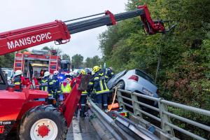 Pkw droht nach Unfall abzustürzen - Mann im Wrack eingeklemmt