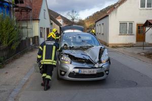 Fahrzeuglenkerin durch Sonne geblendet - Pkw prallt gegen einen Anhänger