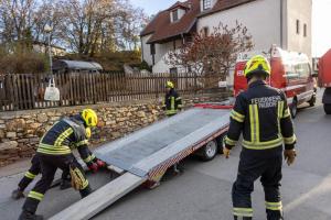 Fahrzeuglenkerin durch Sonne geblendet - Pkw prallt gegen einen Anhänger