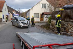 Fahrzeuglenkerin durch Sonne geblendet - Pkw prallt gegen einen Anhänger