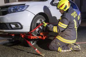 Pkw prallt in einer Engstelle gegen die Mauer